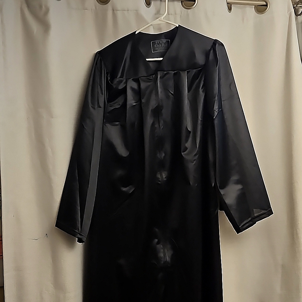 Oak Hall Horizon | 5'3" to 5'5" Black Zip Up Graduation Gown
